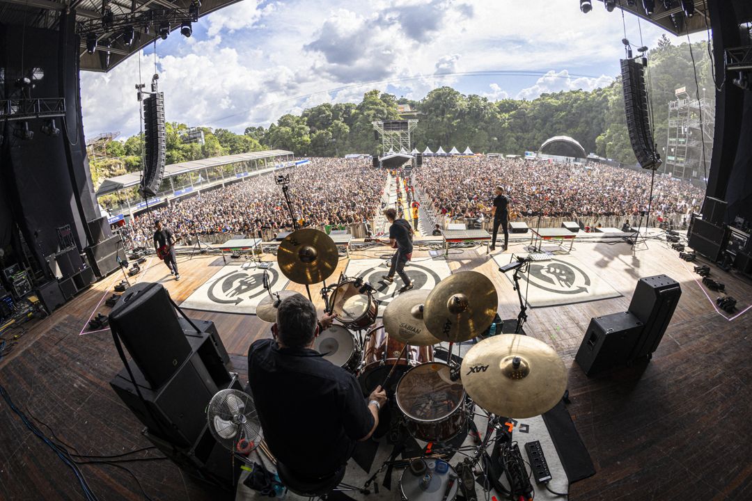 Rise Against live at Pedreira Paulo Leminski in Curitiba on extended